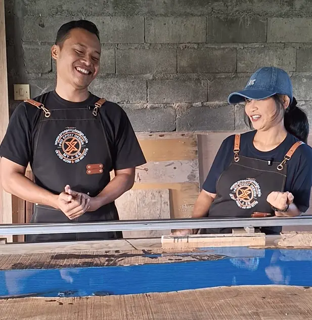 Gunawan bersama peserta di depan meja resin saat pelatihan